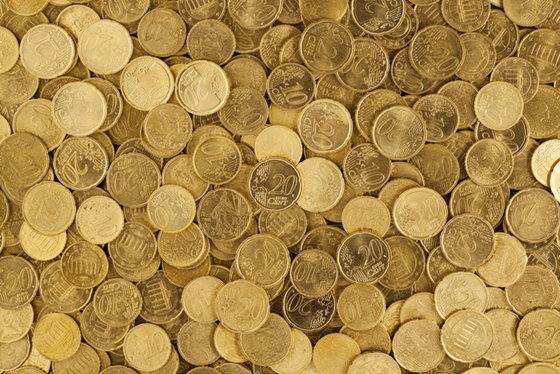 La imagen muestra muchísimas monedas de céntimos de euros vistas desde arriba.