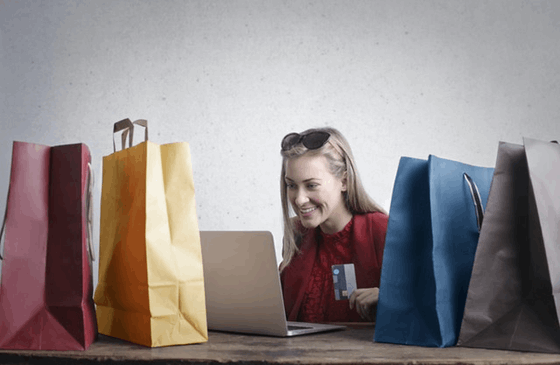 La imagen muestra a una chica comprando online