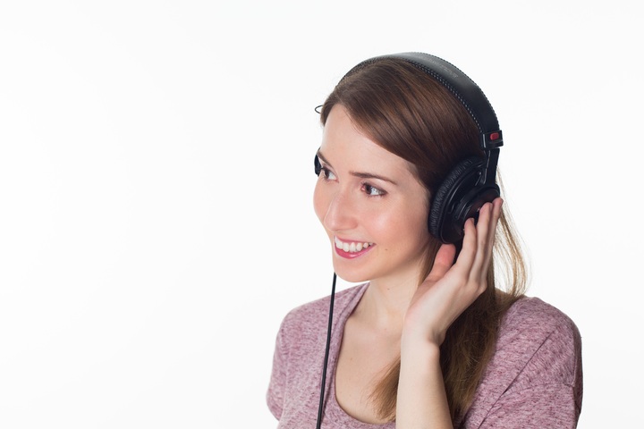 La imagen muestra una chica con auriculares