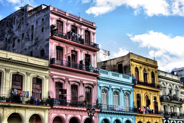 La imagen muestra fachadas de edificios de distintos colores