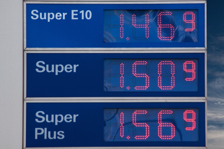 La imagen muestra un expositor electrónico con precios de gasolina.