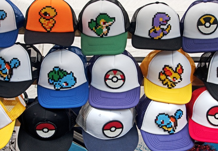 La imagen muestra gorras expuestas en una tienda.