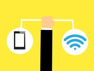 La imagen muestra una mano sosteniendo una balanza con un teléfono móvil a un lado y la señal de WiFi al otro.