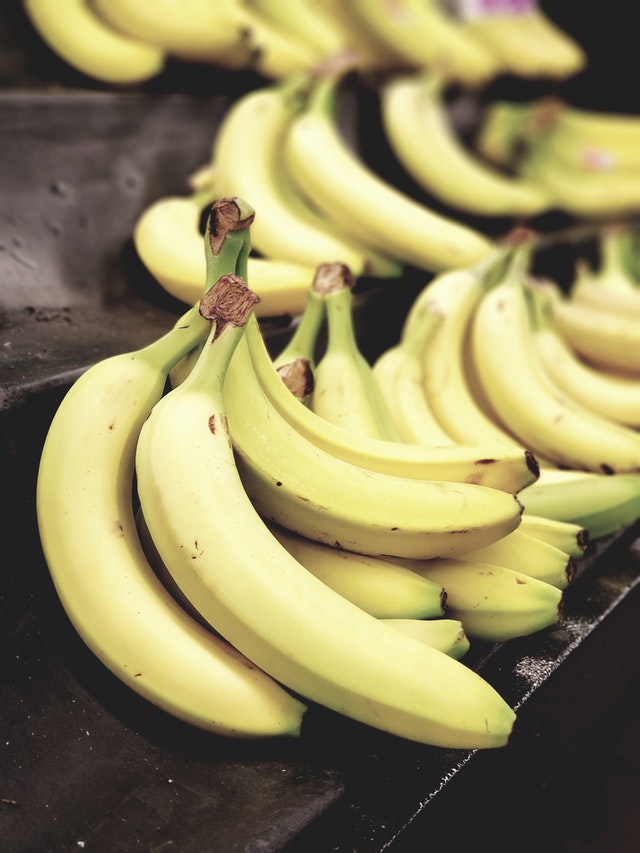 La imagen muestra plátanos