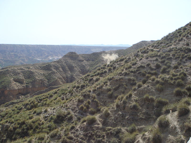 En las zonas de Andalucía oriental, como esta que vemos aquí de la hoya de Guadix en Granada, la erosión del suelo es muy intensa a consecuencia de la gran aridez existente.
