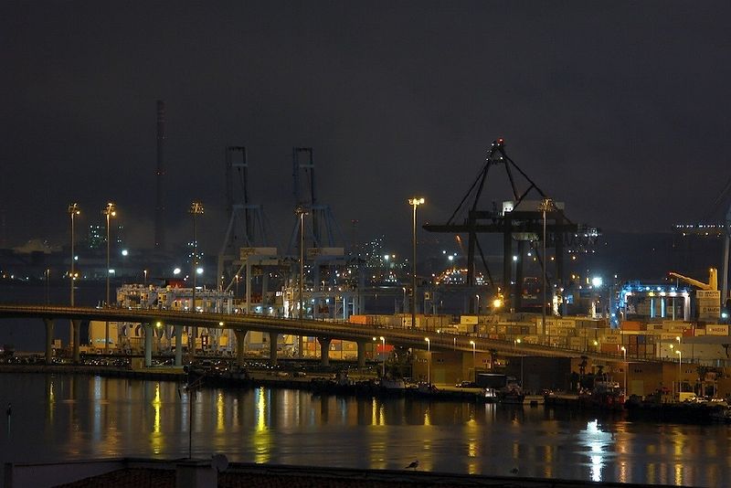 Vista nocturna del puerto de Algeciras, lugar por el que pasan gran parte de las exportaciones e importaciones españolas.