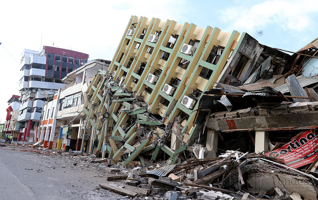 Edificio derribado en un terremoto.