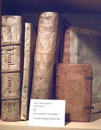libros de Demóstenes en una estantería