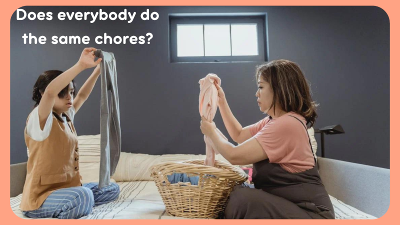 En la imagen puedes ver una madre y una hija doblando la ropa recien lavada