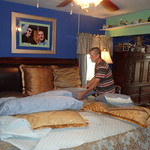 En la imagen puedes ver un señor haciendo una cama grande después de levantarse por la mañana