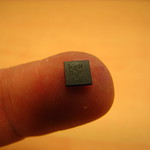 En la imagen puedes ver un microchip mostrado sobre la punta del dedo índice de la mano