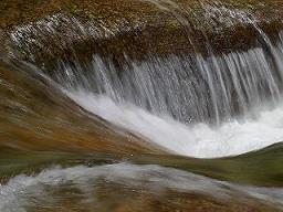 El agua fluye