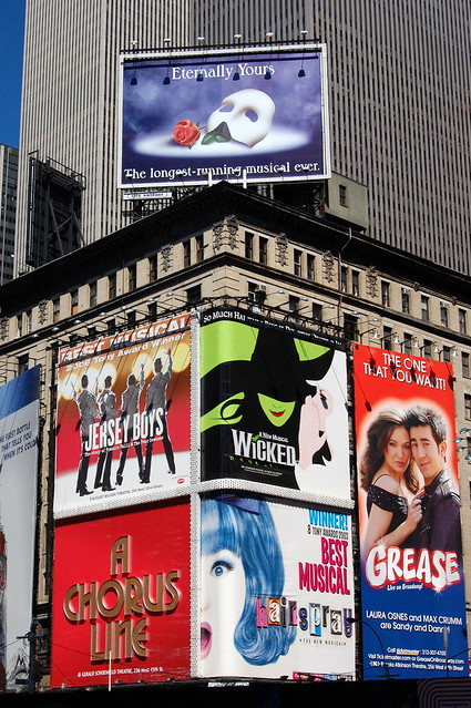 La imagen muestra algunos carteles de musicales en Broadway.