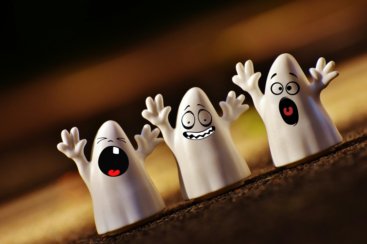 Haunted La imagen muestra tres fantasmas los de los extremos con la boca abierta y los brazos levantados y el del centro con cara de miedo y las manos levantadas.