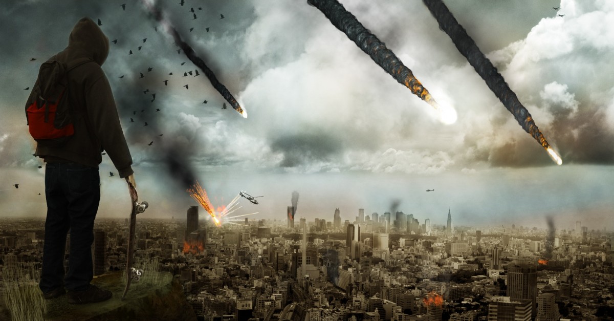 Post-apocalyptic La imagen muestra a una persona con un monopatín observando la ciudad mientras caen meteoritos desde el cielo.