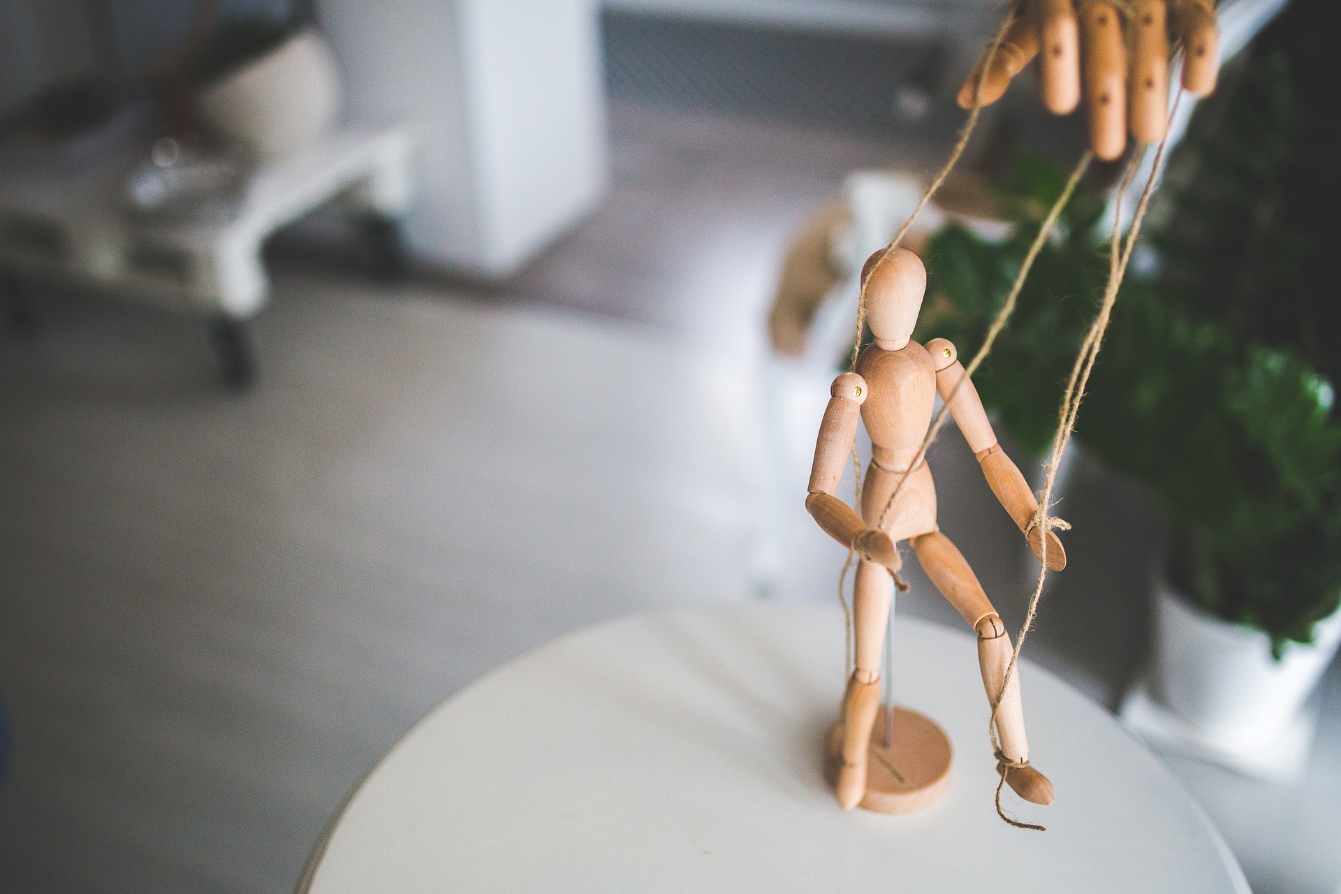 Puppet La imagen muestra una marioneta con cuerdas.