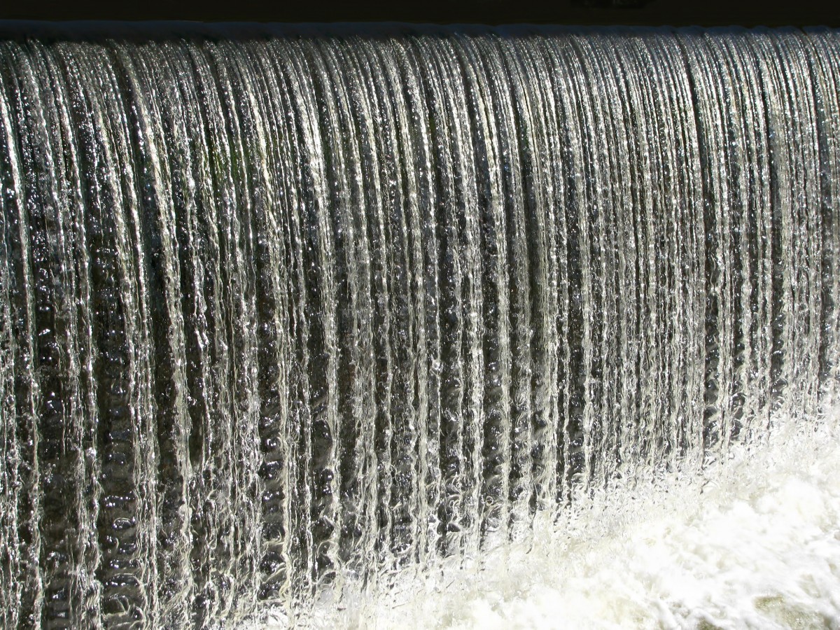 Smoothly La imagen muestra una cascada de chorros de agua cayendo a la vez.