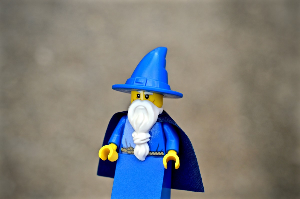 Sorcerer La imagen muestra un muñeco vestido de hechicero con gorro, túnica y capa, su barba es larga y con nudos.