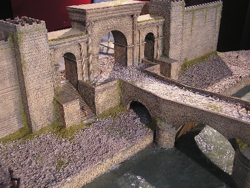 Maqueta de puerta, muralla y puente romano