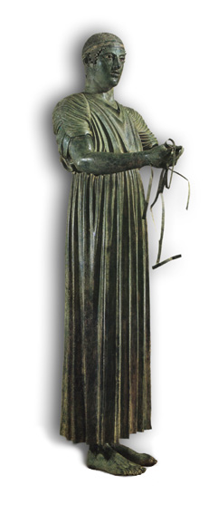 escultura de bronce que representa al conductor vencedor en una carrera de carros
