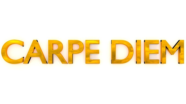 letrero con la expresión CARPE DIEM, "vive el momento"