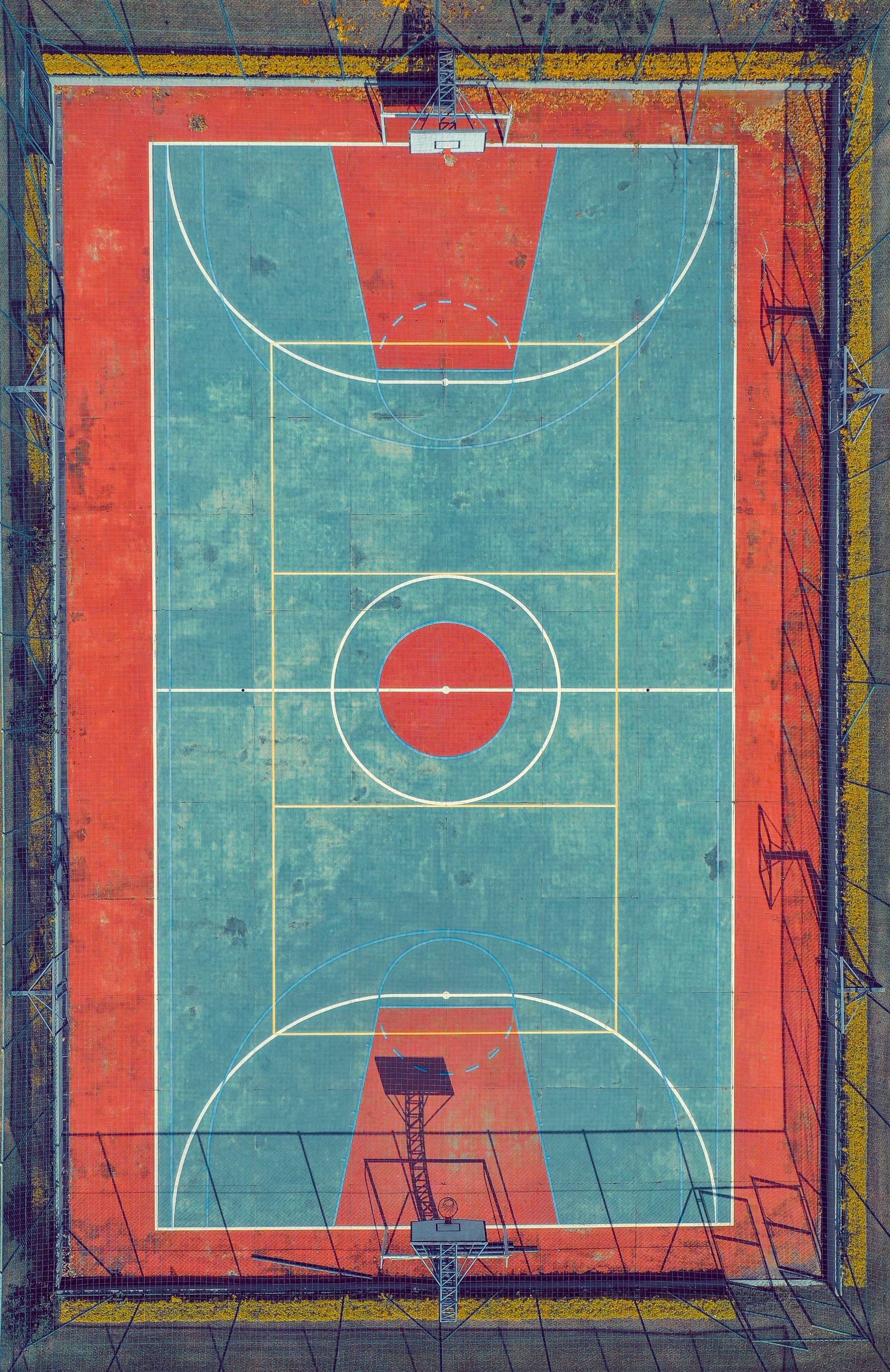 La imagen muestra una pista de baloncesto.
