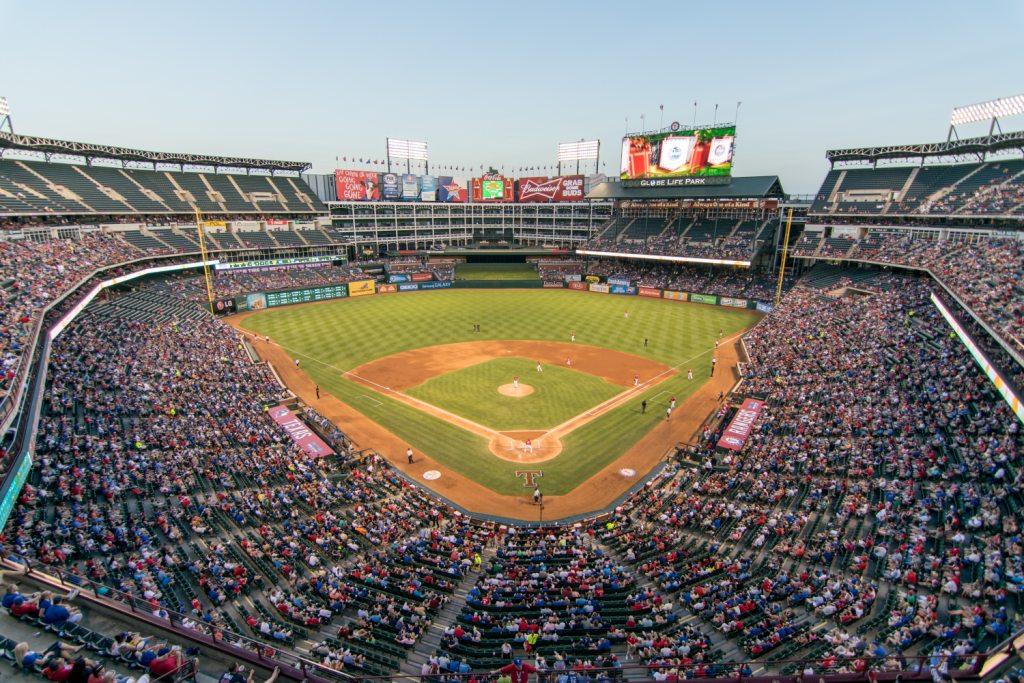 La imagen muestra un partido de béisbol.