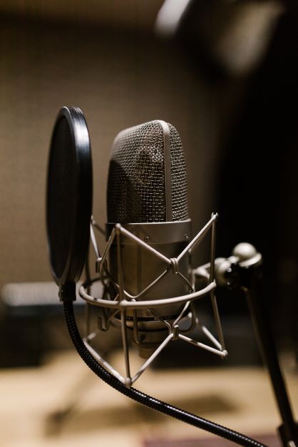 La imagen muestra un micrófono de un estudio de grabación.
