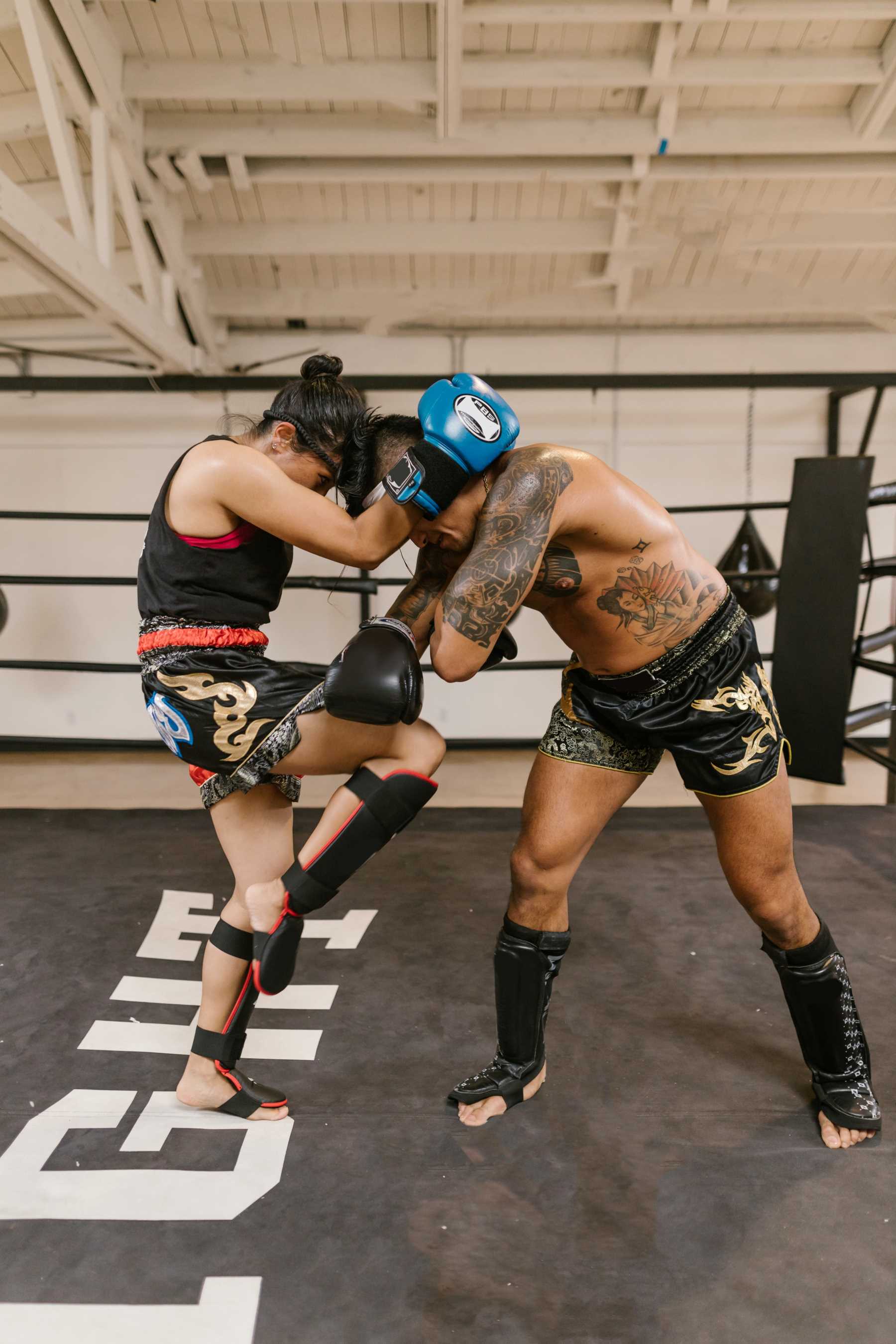 La imagen muestra a dos personas practicando deporte de combate.