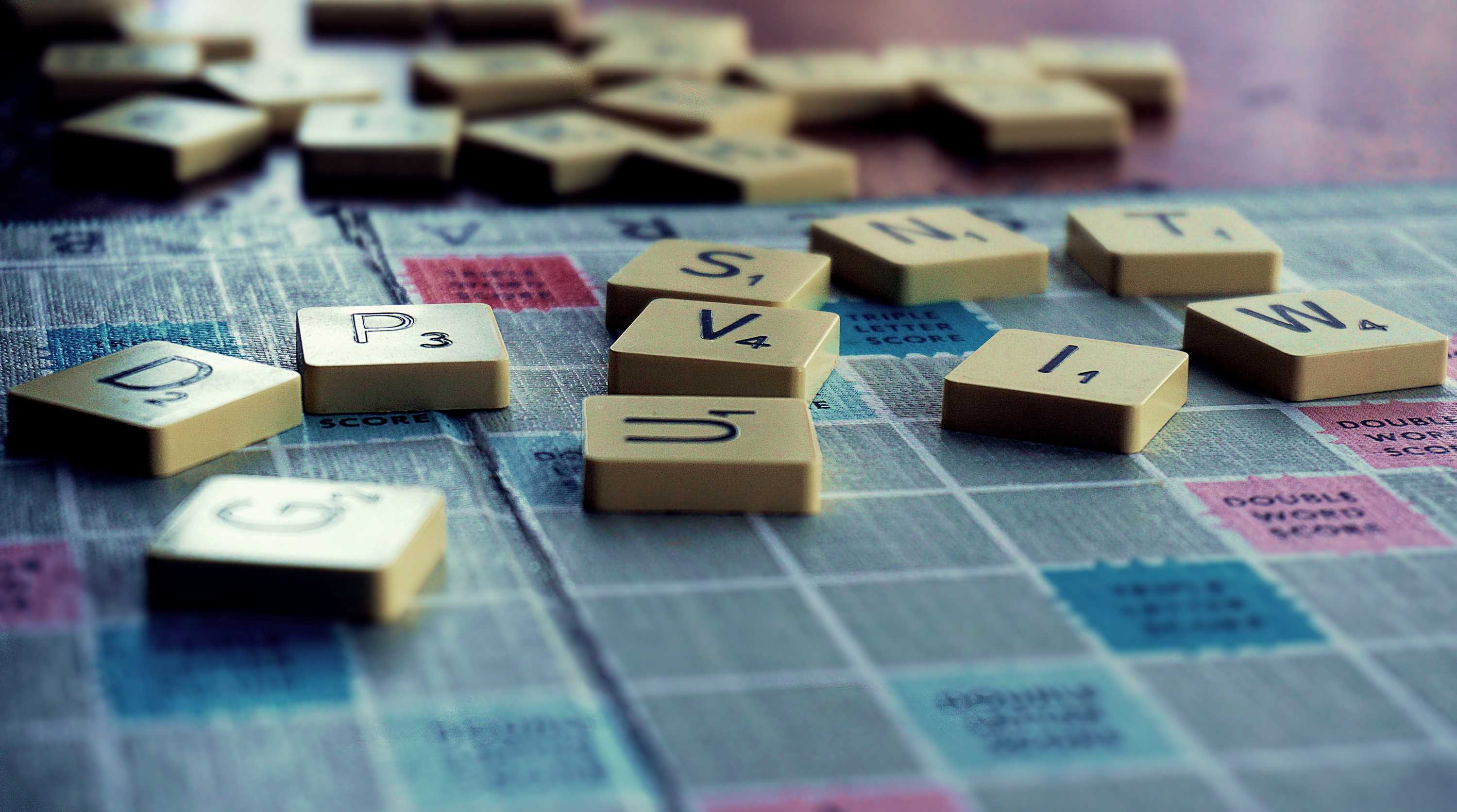 La imagen muestra unas fichas de un juego con letras desordenadas.