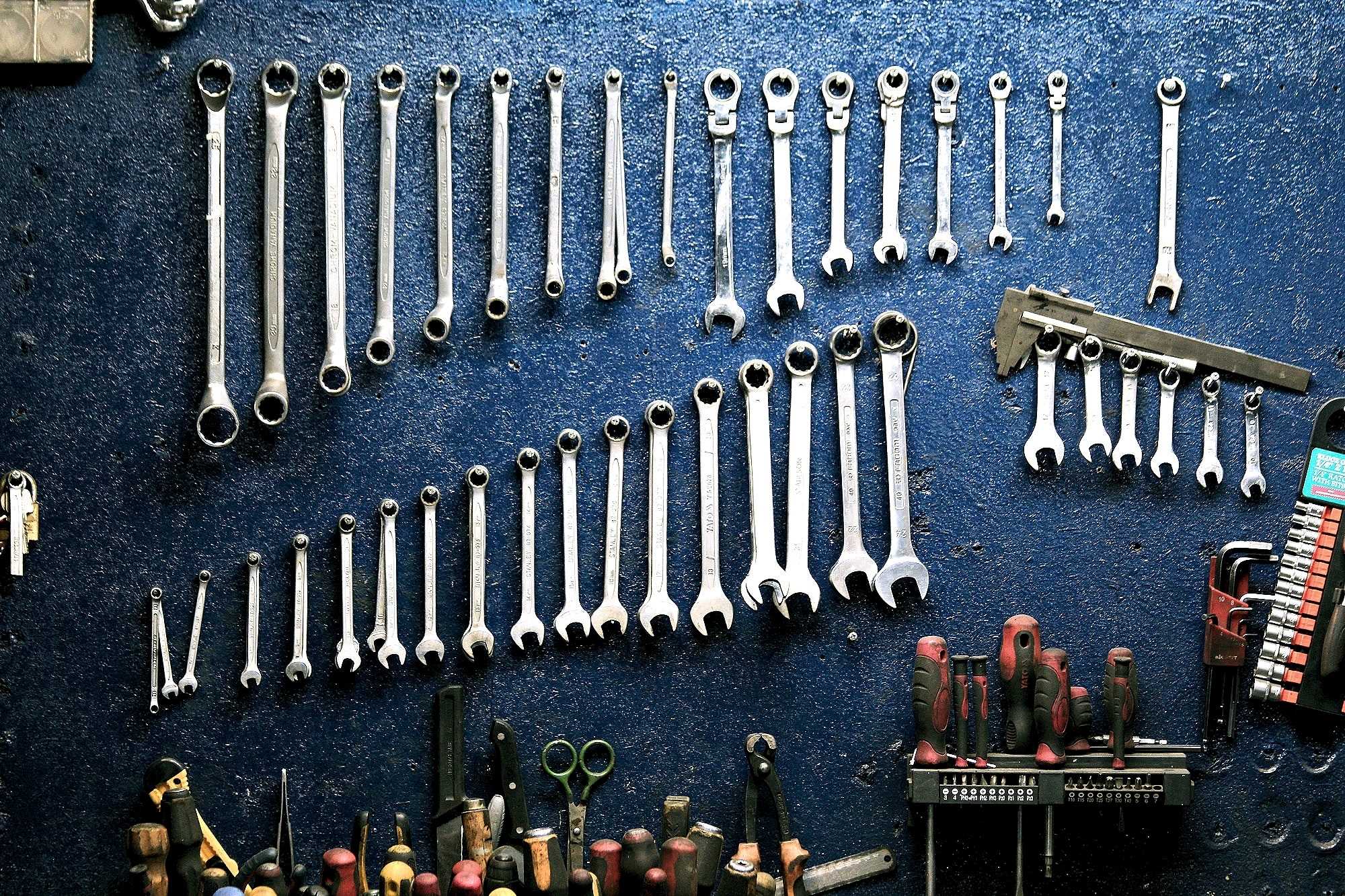 La imagen muestra un conjunto de herramientas perfectamente colocadas.