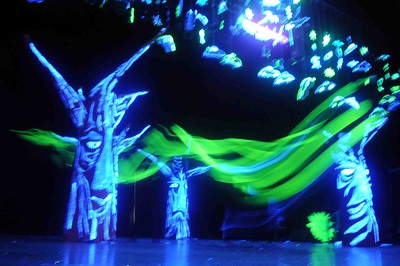 Escenografía compuesta por unos árboles recreados con elementos luminosos.
