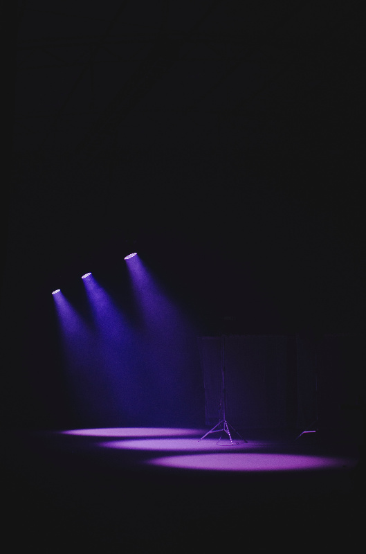 Un escenario ambientado con luces.