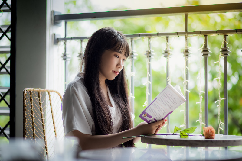 Una chica leyendo un libro