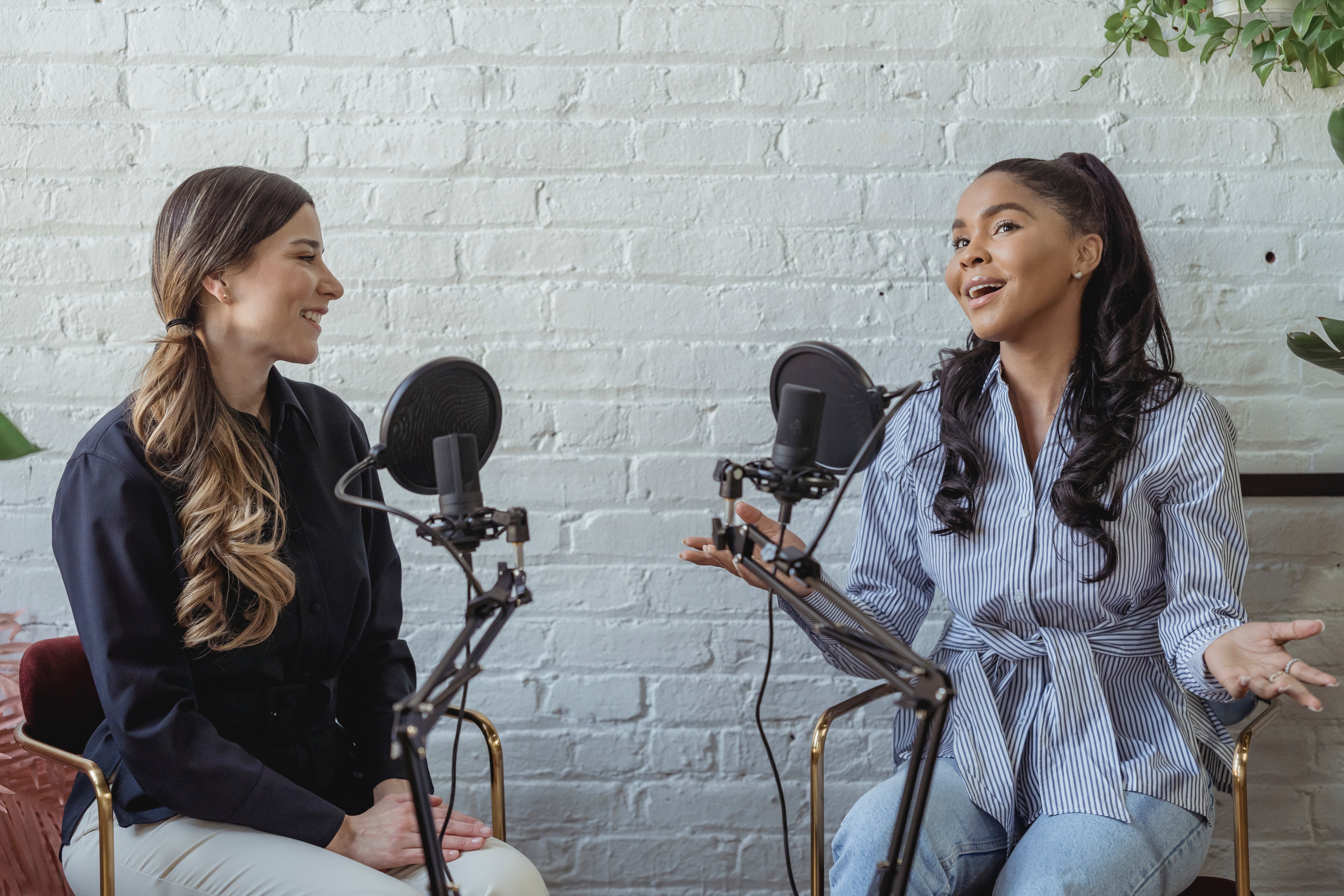 Dos mujeres interpretando una obra teatral en la radio