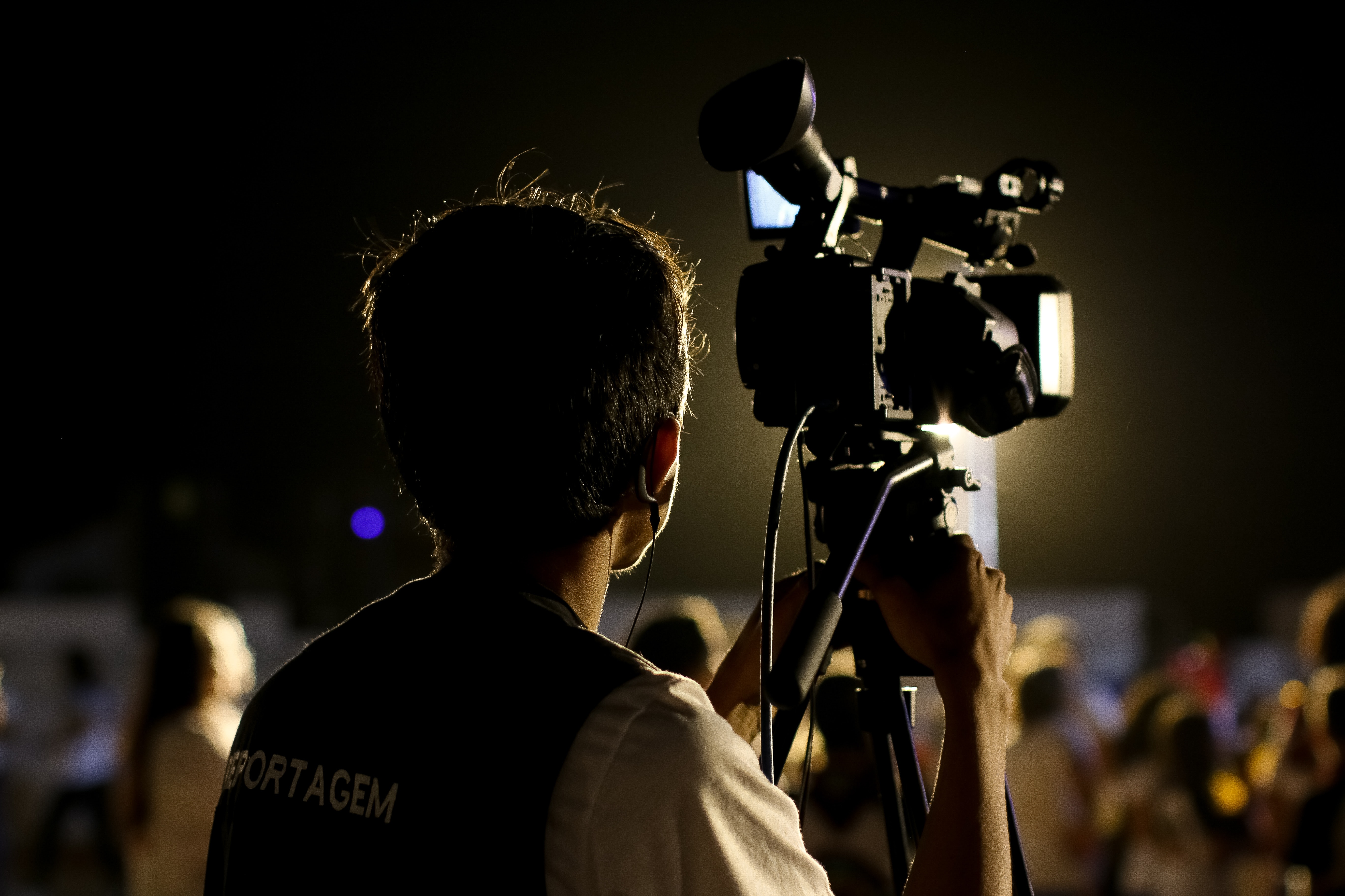 Una persona grabando con una cámara de vídeo