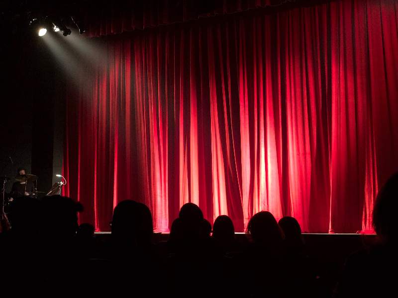 Un telón rojo de un teatro.