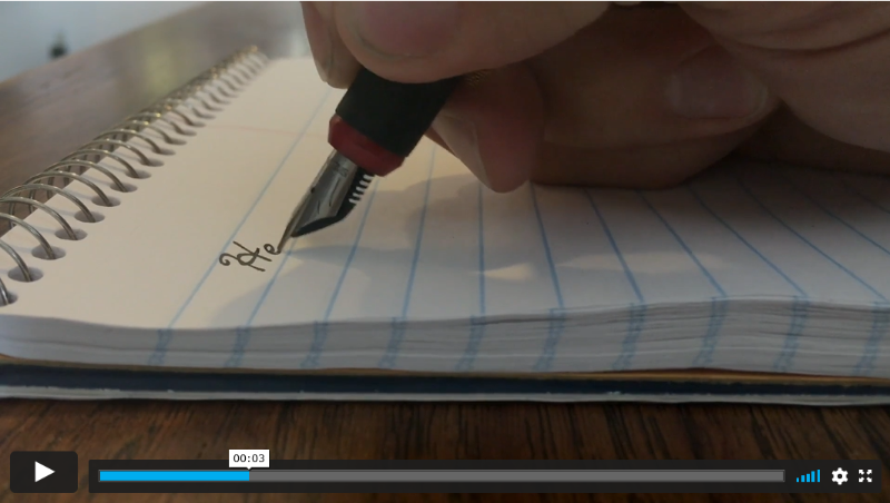 Un vídeo de una persona escribiendo