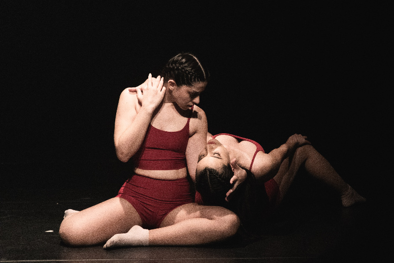 Dos mujeres expresando con su cuerpo en un escenario.
