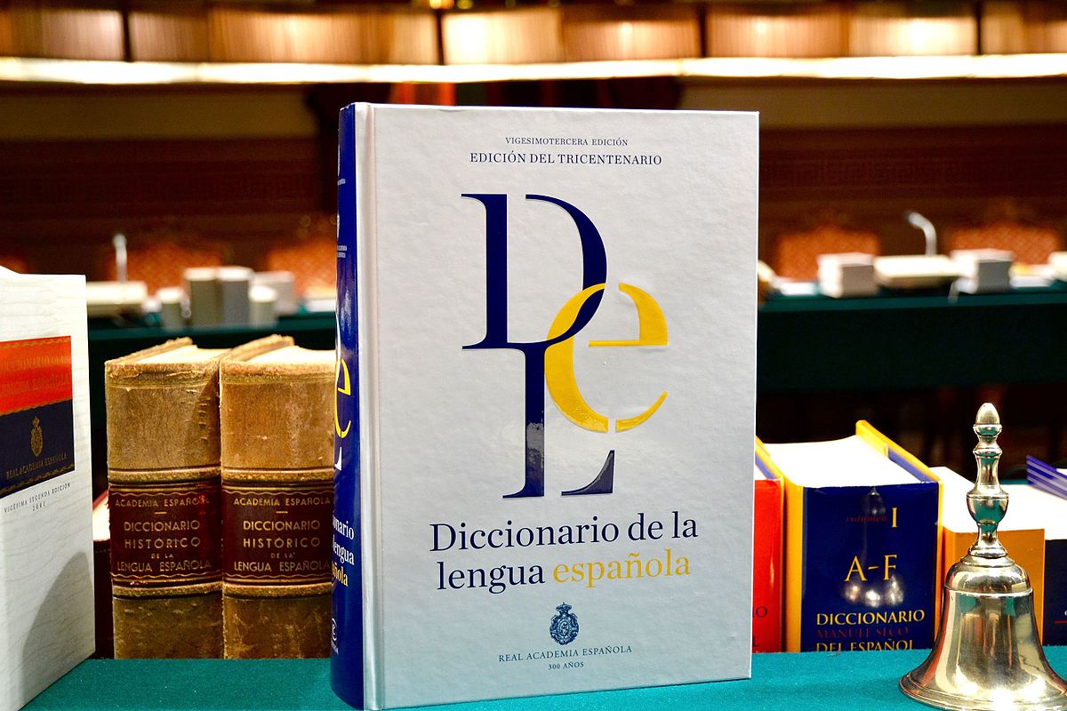 En la imagen aparece un libro, un diccionario de lengua española