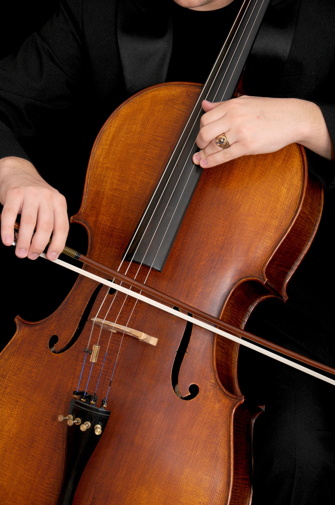 las manos sobre un violonchelo tocando.