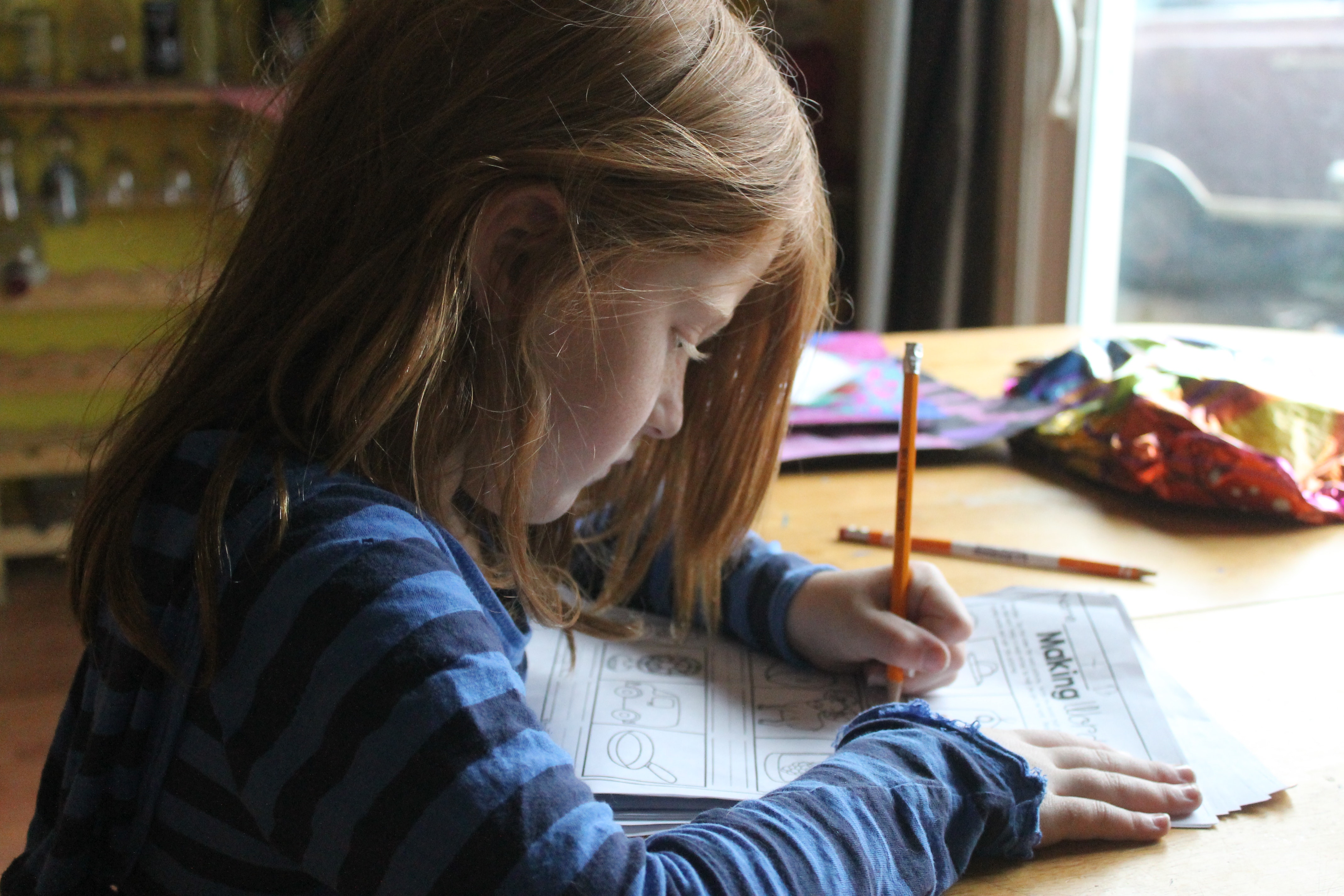 Foto de una niña haciendo deberes.