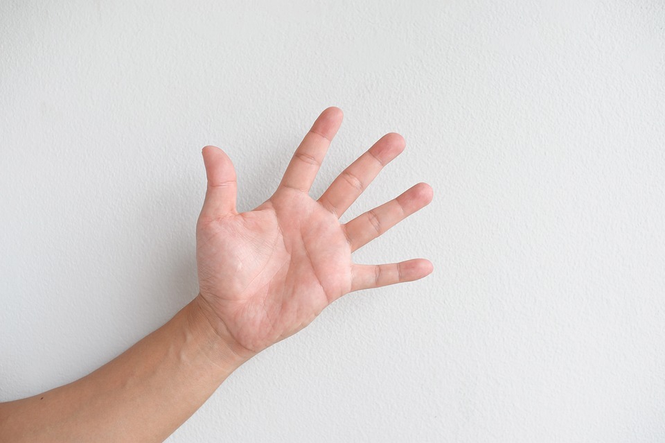 La imagen muestra una mano con los dedos extendidos
