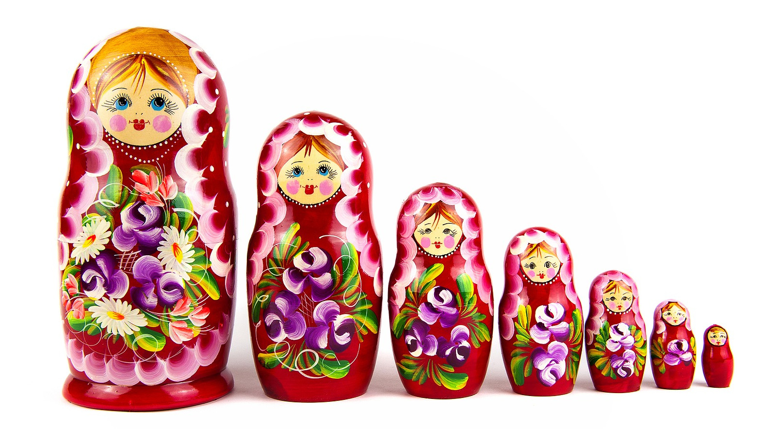 La imagen muestra una matrioshka, una muñeca rusa de madera hueca, que se abre por la mitad y lleva dentro otras seis muñecas similares más pequeñas