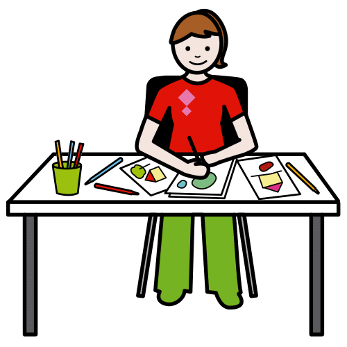 La imagen muestra una mujer sentada en una mesa de trabajo con varios dibujos, lápices de colores y un lapicero