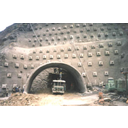 Túnel y anclajes. Imagen de Leonardo Salamanca en Wikimedia commons. Licencia cc