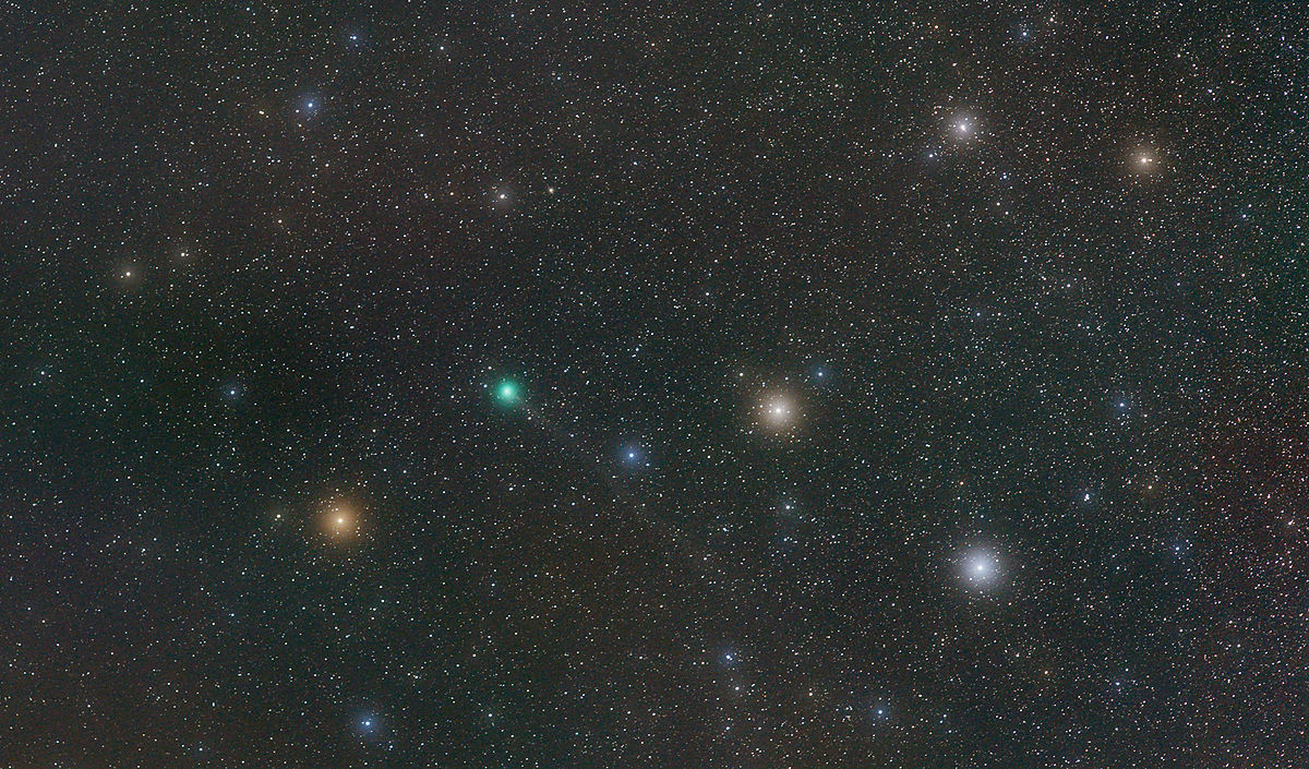 La imagen muestra la fotografía de un cometa en el universo.