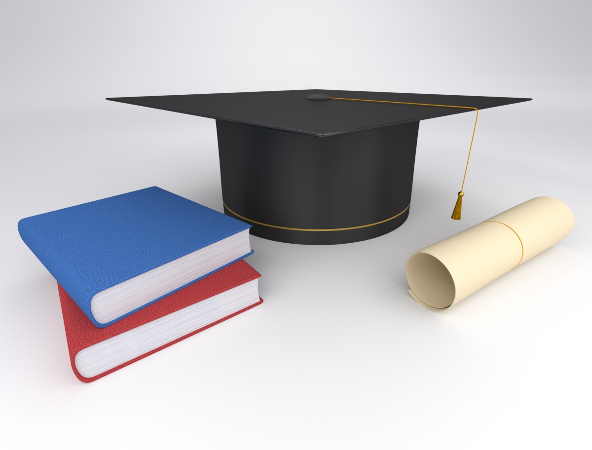 La imagen muestra un birrete, diploma y dos libros.