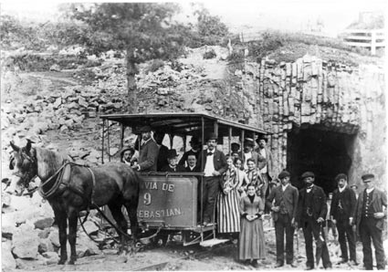 Tranvía pasando por un túnel en San Sebastián