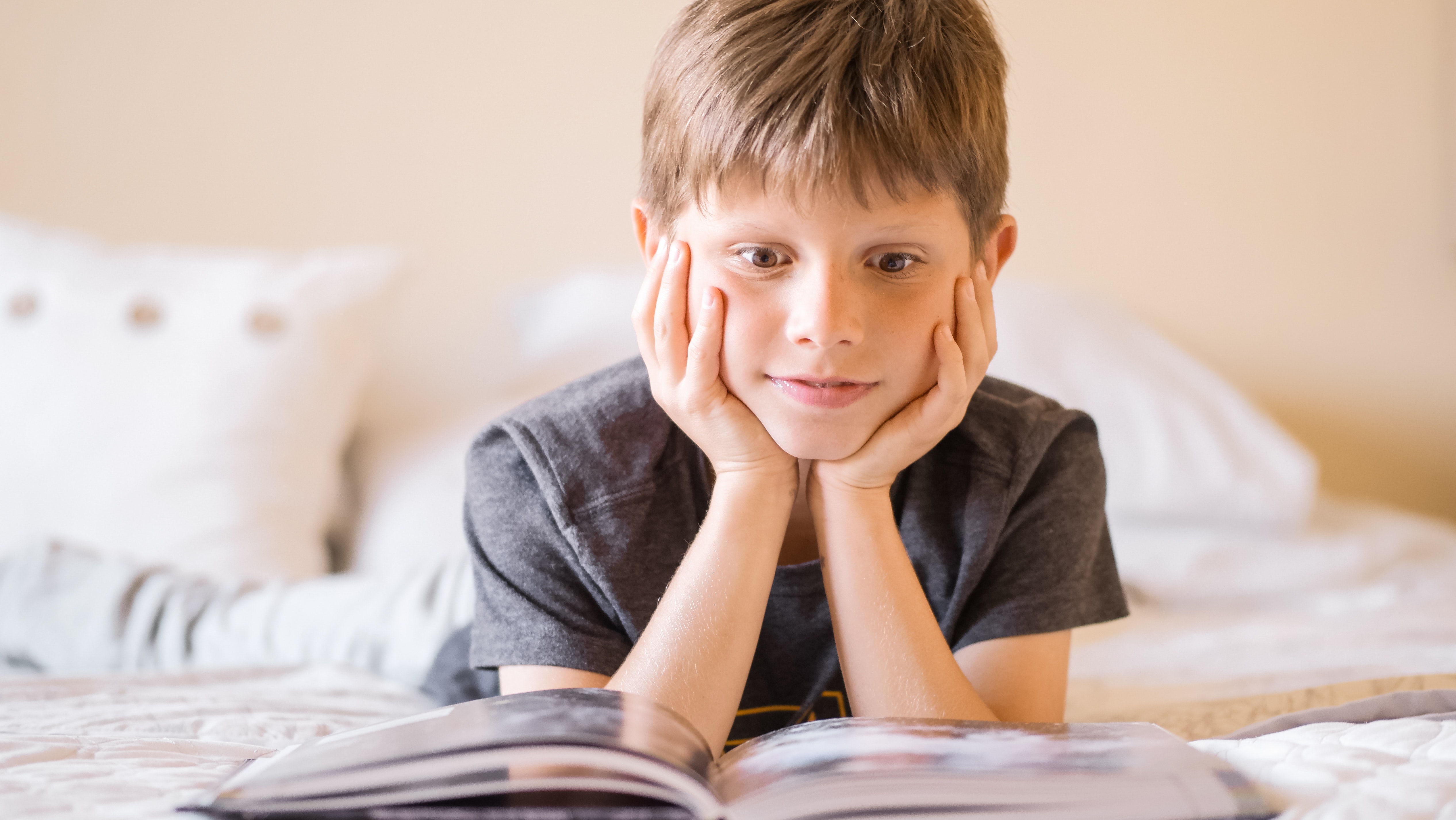 Un niño leyendo un libro